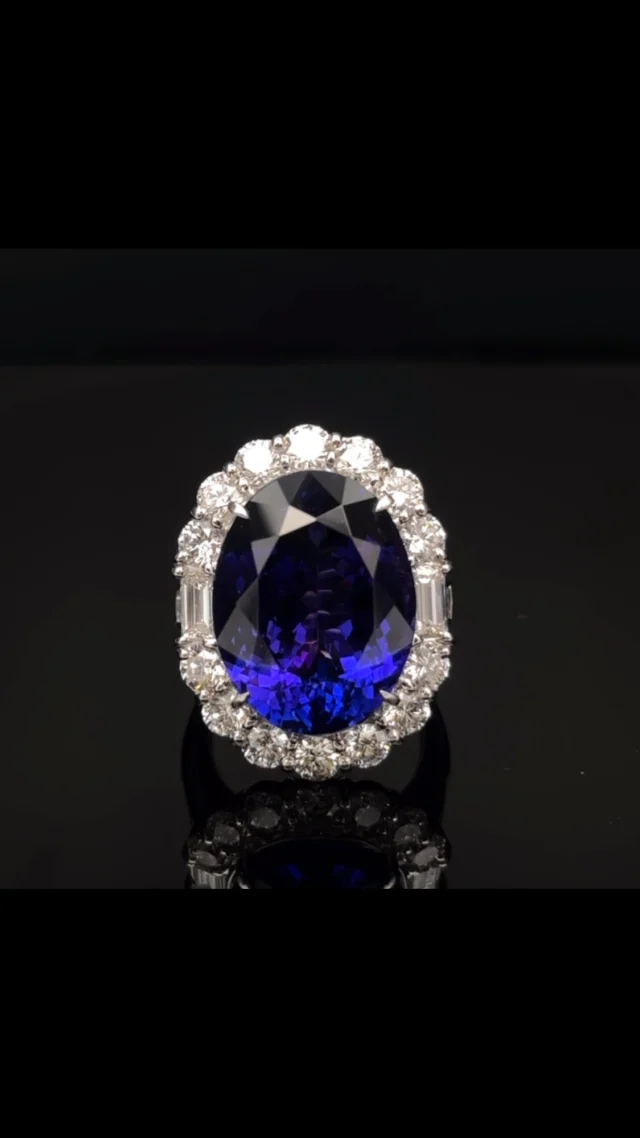 PTタンザナイト リング
17.771ct D 3.16ct

17ctupのタンザナイト✨ここまで大粒のものはなかなか店頭で見掛けることはありません。
その大きさと吸い込まれそうになるような深く澄んだ青紫の色はなんとも神秘的です😊

#ダイヤモンド 
#ジュエリー 
#ラグジュアリー 
#タンザナイト 
#ジュエリー好きさんと繋がりたい