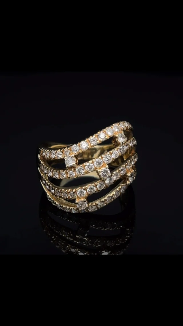K18ダイヤモンド リング
1.510ct

流れるようなラインにダイヤモンドが贅沢にあしらわれた、華やかで存在感のあるリングです。まるで光のラインが優雅に重なり合ったよう😊
動くたびにダイヤモンドが煌めき、指元を華やかに彩ります。
一つで圧倒的な存在感を放ちながら、上品さも兼ね備えた大人のための逸品です😊

《金・プラチナ製品買取》
使わなくなったネックレス、壊れたリングなど地金製品を高額査定で買い取り致します。 宝石の買取もご相談下さい。

《毛皮・宝石下取り》
使わなくなった毛皮製品、宝石をお支払いの一部にご利用いただけます。

#ダイヤモンド 
#ジュエリー 
#ラグジュアリー 
#交詢ビル 
#ジュエリー好きさんと繋がりたい