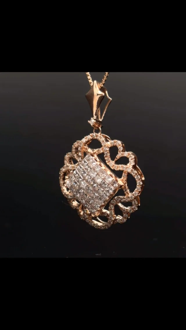 K18ダイヤモンド ペンダント
0.97ct

中央にミステリーセッティングによりダイヤモンドを贅沢に配し、その周りを繊細なダイヤモンドの煌めきで優雅に包み込んだ、華やかなペンダントです✨
花びらのように広がる美しいデザインが胸元をエレガントに演出し、光を受けるたびにダイヤモンドがきらめきを放ちます😊

《金・プラチナ製品買取》
使わなくなったネックレス、壊れたリングなど地金製品を高額査定で買い取り致します。 宝石の買取もご相談下さい。

《毛皮・宝石下取り》
使わなくなった毛皮製品、宝石をお支払いの一部にご利用いただけます。

#ダイヤモンド 
#ジュエリー 
#ラグジュアリー 
#交詢ビル 
#ジュエリー好きさんと繋がりたい