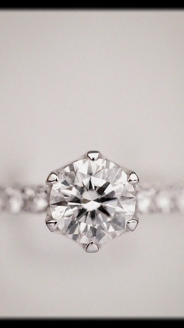 💍ダイヤモンドジュエリーは
リングやネックレスに加工されていても、
ダイヤモンド自体がとても硬質で
品質がほとんど変化しないため、
再びルース(裸石)に戻すことも容易です。

ダイヤモンドは小さく軽いのに高価値であり、
資産商品として所有する上で、
大きな場所も取らず保管性にたいへん優れており、世界の富裕層も多く保有しています。

ジョリエスでは、資産商品としての
高品質なダイヤモンドを、
国際相場を基準に価値ある価格で
皆さまにお届けしています。

購入のご検討は
店頭もしくはWebサイトから。

【店舗のご案内】
ジョリエスの店舗は銀座にございます。

場所は銀座6丁目の交詢ビル3Fです。
(1,2Fがバーニーズ・ニューヨークのビルです)

《宝石下取りで商品購入も》
店舗では、資産ダイヤモンドだけでなく
希少な宝石を使用したハイジュエリーも販売しております。
また、お手持ちの古くなったジュエリーを下取り、 
資産ダイヤモンドやジュエリー商品の
購入代金の一部にあてることができます。 
(下取りの査定についてはお問い合わせください) 

銀座にお越しの際は
ぜひ一度お立ち寄りください♪

#diamond #ダイヤモンド #宝石 #ジュエリー #jewelry