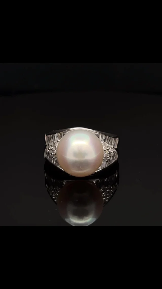 PT 南洋パール 12.20mm
D 1.07ct

大粒の南洋パールの上品な輝きをさらに引き立てるよう贅沢に施されたダイヤモンド✨
大人の品格、優雅、余裕そんな言葉が似合う一点です😊

《金・プラチナ製品買取》
使わなくなったネックレス、壊れたリングなど地金製品を高額査定で買い取り致します。 宝石の買取もご相談下さい。

《毛皮・宝石下取り》
使わなくなった毛皮製品、宝石をお支払いの一部にご利用いただけます。

#ダイヤモンド 
#ジュエリー 
#ラグジュアリー 
#交詢ビル 
#ジュエリー好きさんと繋がりたい