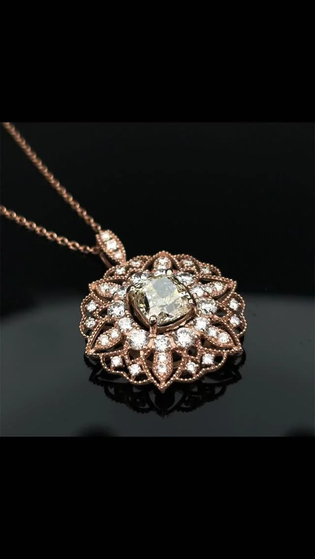 K18 ダイヤモンド ペンダント
2.029ct 1.010ct LY SI2

2ctupのイエローダイヤモンドに、繊細さと華やかさが融合したモザイク調の取り巻きが施され、豪華ですが地金がピンクゴールドの為ギラギラし過ぎず気品を感じられる輝きです😊

《金・プラチナ製品買取》
使わなくなったネックレス、壊れたリングなど地金製品を高額査定で買い取り致します。 宝石の買取もご相談下さい。

《毛皮・宝石下取り》
使わなくなった毛皮製品、宝石をお支払いの一部にご利用いただけます。

#ダイヤモンド 
#ラグジュアリー 
#銀座 
#銀座6丁目 
#交詢ビル 
#jewery 
#diamond 
#ginza 
#買取 
#買取り