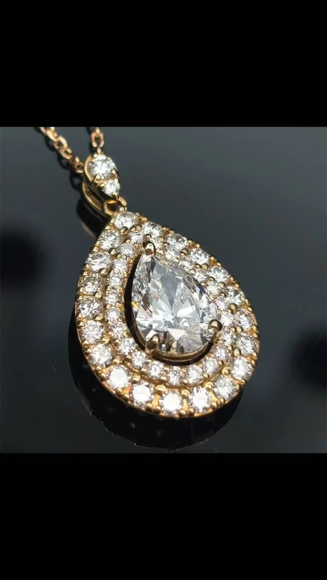 K18 ダイヤモンド ペンダント
1.03ct 0.77ct G SI2

大粒のペアシェイプダイヤモンドに、上質なメレダイヤを取り巻いた華やかなペンダントです。
すっきりとしたデザインなので、ゴージャスですがサラッと嫌味なく着けて頂けるかと思います😊

《金・プラチナ製品買取》
使わなくなったネックレス、壊れたリングなど地金製品を高額査定で買い取り致します。 宝石の買取もご相談下さい。

《毛皮・宝石下取り》
使わなくなった毛皮製品、宝石をお支払いの一部にご利用いただけます。

#ダイヤモンド 
#ラグジュアリー 
#銀座 
#銀座6丁目 
#交詢ビル 
#jewery 
#diamond 
#ginza 
#買取 
#買取り