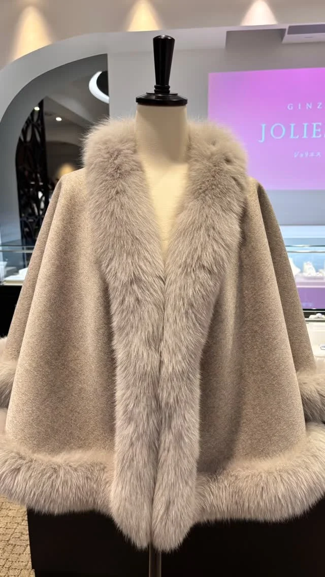 ウールケープ　フォックストリミング

厚手の冬コートを着るまでは行かないけど、肌寒い、そんなときに大活躍するのがケープコートです😊フォックスファーのトリミングと、ケープのフレアがとてもエレガントで女性らしい一枚ですが、サラッと羽織れて、丈がミディアムなのでスカート、パンツどちらにも合わせすく、今の時期にピッタリです♪

《金・プラチナ製品買取》
使わなくなったネックレス、壊れたリングなど地金製品を高額査定で買い取り致します。 宝石の買取もご相談下さい。

《毛皮・宝石下取り》
使わなくなった毛皮製品、宝石をお支払いの一部にご利用いただけます。

#毛皮 
#リアルファー 
#フォックス 
#ラグジュアリー 
#銀座 
#銀座6丁目 
#交詢ビル 
#fur
#jewery 
#diamond 
#ginza 
#買取 
#買取り