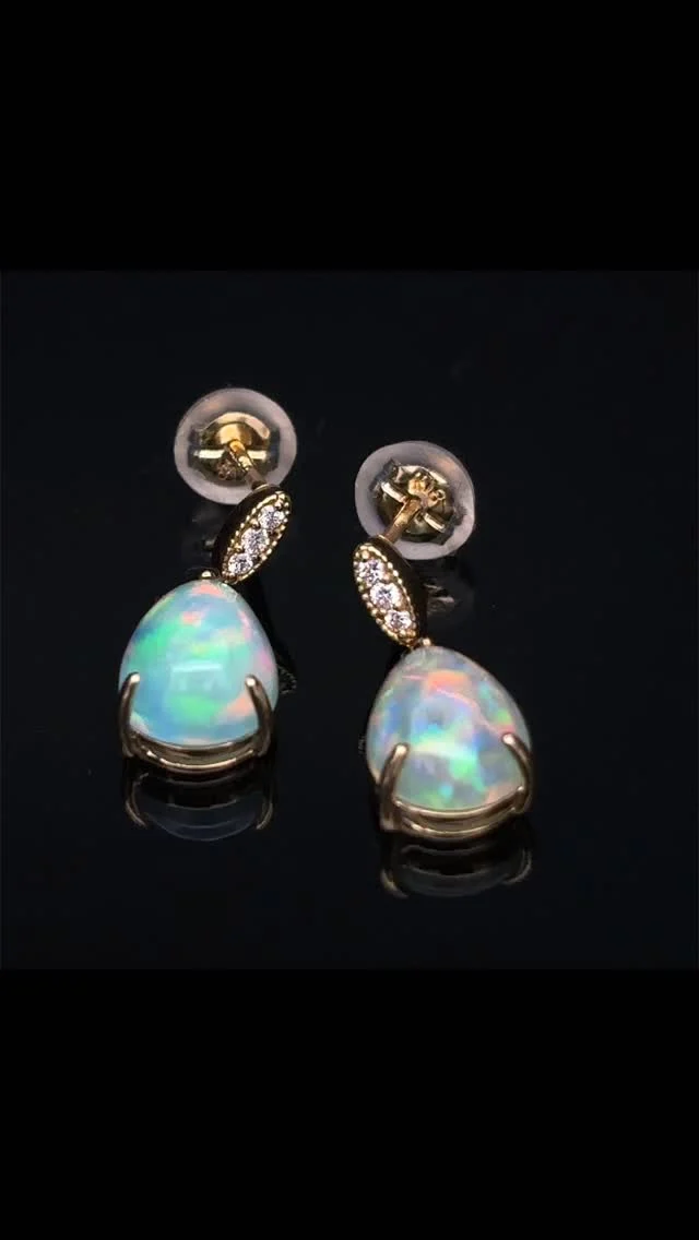 K18 オパール ピアス
2.310ct D0.04ct

ゆらゆらと揺らめく遊色が美しいオパール✨
ブラック、ボルダー、メキシコ、ウォーターオパールと、様々なオパールがありますが、一つとして同じものが無く、その優雅で神秘的輝きに魅力されます😊

《金・プラチナ製品買取》
使わなくなったネックレス、壊れたリングなど地金製品を高額査定で買い取り致します。 宝石の買取もご相談下さい。

《毛皮・宝石下取り》
使わなくなった毛皮製品、宝石をお支払いの一部にご利用いただけます。

#オパール 
#ダイヤモンド 
#ラグジュアリー 
#銀座 
#銀座6丁目 
#交詢ビル 
#jewery 
#opar 
#diamond 
#ginza 
#買取 
#買取り