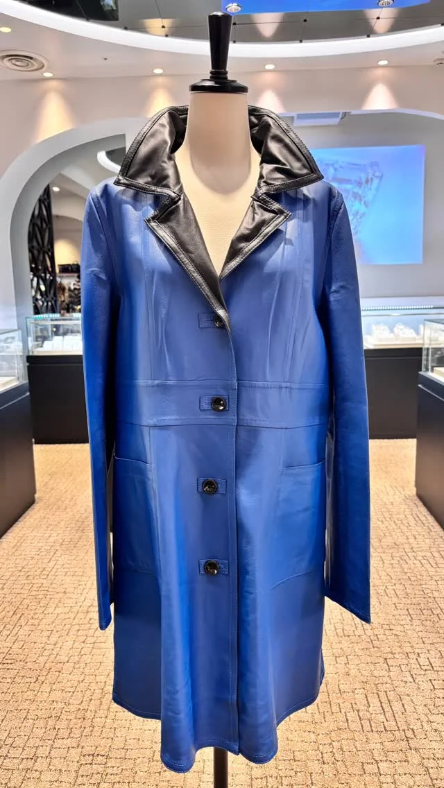 ラムレザーDFリバーシブルコート

前回入荷してすぐ完売してしまったラムレザーコートの新色が入荷致しました😊

今回ご紹介するブルーは写真だと鮮やかですが、実際のお色は落ち着いたきれいな色味のブルーです。コートはリバーシブルになっており、ブラック面は襟元とステッチ、袖口も折り返すとブルーが出てとてもオシャレです♪

他のお色も入荷しておりますので、また次の機会にご紹介致します😊

《金・プラチナ製品買取》
使わなくなったネックレス、壊れたリングなど地金製品を高額査定で買い取り致します。 宝石の買取もご相談下さい。

《毛皮・宝石下取り》
使わなくなった毛皮製品、宝石をお支払いの一部にご利用いただけます。

#毛皮 
#リアルファー 
#交詢ビル