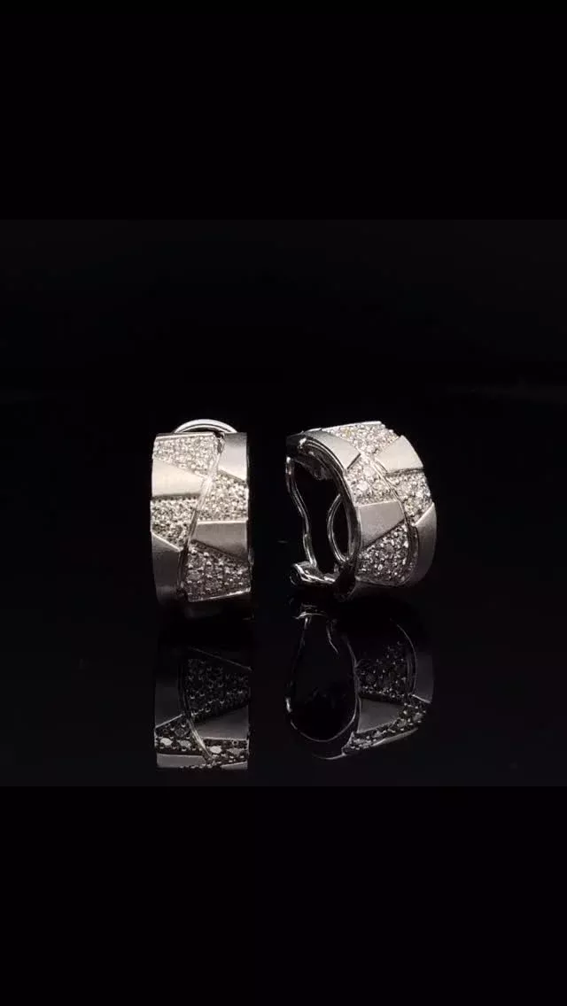 K18WG ダイヤモンド イヤリング
0.40ct

マットな質感とダイヤの輝きが程よい存在感と華やかさを出しています😊デイリーユースからハレの日まで、場所を選ばずお使い頂きやすいデザインです♪クリップと折りたたみ式のピアスポストなので、イヤリングとしてもピアスとしてもお使い頂けます😊

《金・プラチナ製品買取》
使わなくなったネックレス、壊れたリングなど地金製品を高額査定で買い取り致します。 宝石の買取もご相談下さい。

《毛皮・宝石下取り》
使わなくなった毛皮製品、宝石をお支払いの一部にご利用いただけます。

#ダイヤモンド 
#ジュエリー 
#ラグジュアリー 
#交詢ビル 
#ジュエリー好きさんと繋がりたい