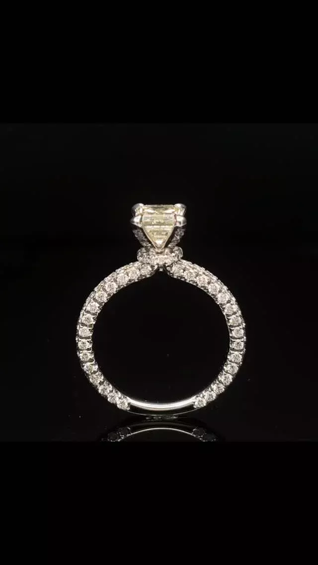 PT ダイヤモンド リング
1.213ct LY VS1 /  1.00ct

リング部分だけでなく、センターのダイヤモンドを留めている爪、台座までメレダイヤモンドが散りばめられており、どの角度から見ても繊細な輝き✨が美しい一点です😊

《金・プラチナ製品買取》
使わなくなったネックレス、壊れたリングなど地金製品を高額査定で買い取り致します。 宝石の買取もご相談下さい。

《毛皮・宝石下取り》
使わなくなった毛皮製品、宝石をお支払いの一部にご利用いただけます。

#ダイヤモンド 
#ジュエリー 
#ラグジュアリー 
#交詢ビル 
#ジュエリー好きさんと繋がりたい