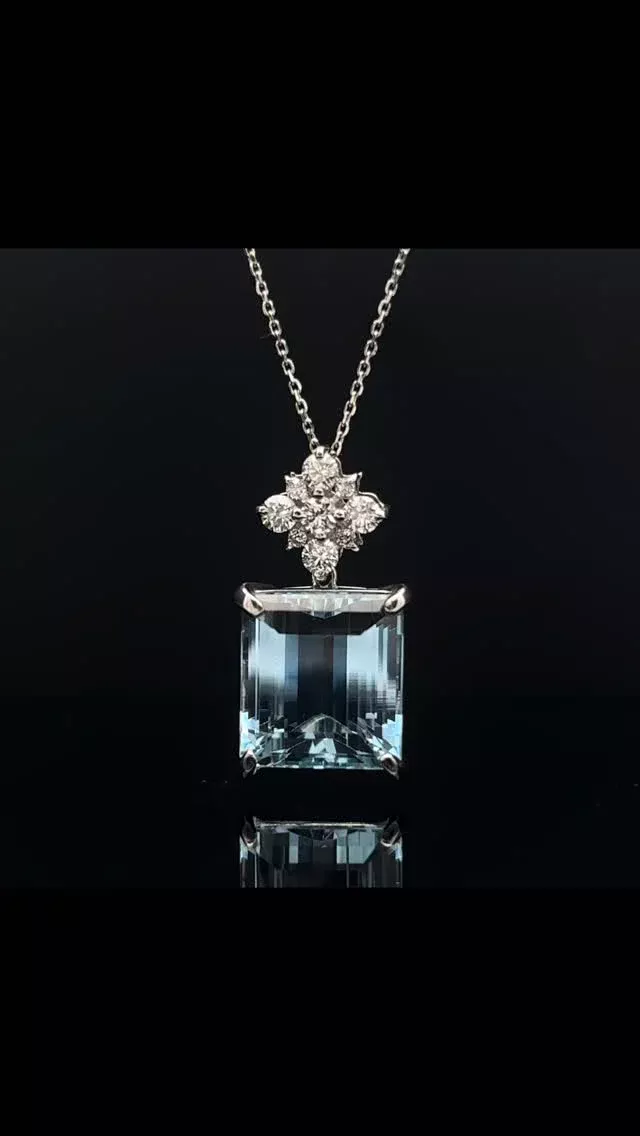 PT アクアマリン ペンダント
8.396ct D0.36ct

透明感のある淡いアクアブルーが美しいペンダント。8ctupの大粒ですが、どことなく繊細な雰囲気がするのはその透き通った水色がなせる技。存在感はありますが、主張し過ぎない上品な華やかさがあります😊

《金・プラチナ製品買取》
使わなくなったネックレス、壊れたリングなど地金製品を高額査定で買い取り致します。 宝石の買取もご相談下さい。

《毛皮・宝石下取り》
使わなくなった毛皮製品、宝石をお支払いの一部にご利用いただけます。

#アクアマリン 
#ジュエリー 
#ラグジュアリー 
#交詢ビル 
#ジュエリー好きさんと繋がりたい