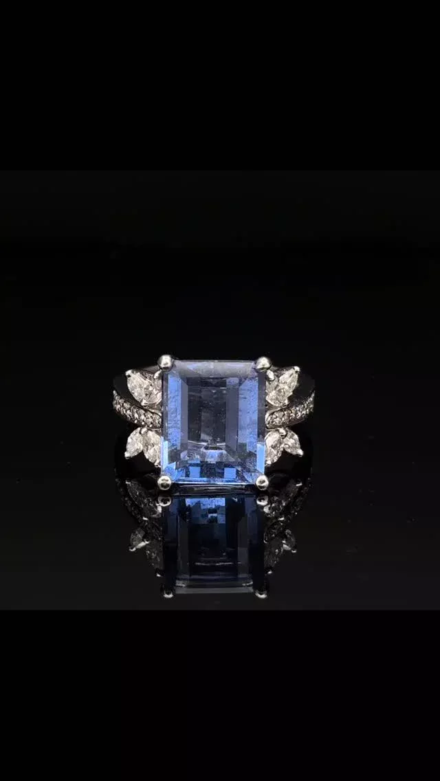 PT フローライト リング
6.830ct D 0.70ct

フローライトは様々なカラーバリエーションを持つ宝石で、紫外線で蛍光する石もあることから、和名では「蛍石」と呼ばれています。

こちらは蛍光はしませんが、写真2枚目と3枚目の様に蛍光灯だと澄んだブルー、室内の白熱灯だとパープルに変化する、変光性を持つカラーチェンジフローライトになります😊淡い澄んだブルーから、魅惑的なパープルへの変化はとても神秘的ですね✨

《金・プラチナ製品買取》
使わなくなったネックレス、壊れたリングなど地金製品を高額査定で買い取り致します。 宝石の買取もご相談下さい。

《毛皮・宝石下取り》
使わなくなった毛皮製品、宝石をお支払いの一部にご利用いただけます。

#ダイヤモンド 
#ジュエリー 
#ラグジュアリー 
#交詢ビル 
#ジュエリー好きさんと繋がりたい