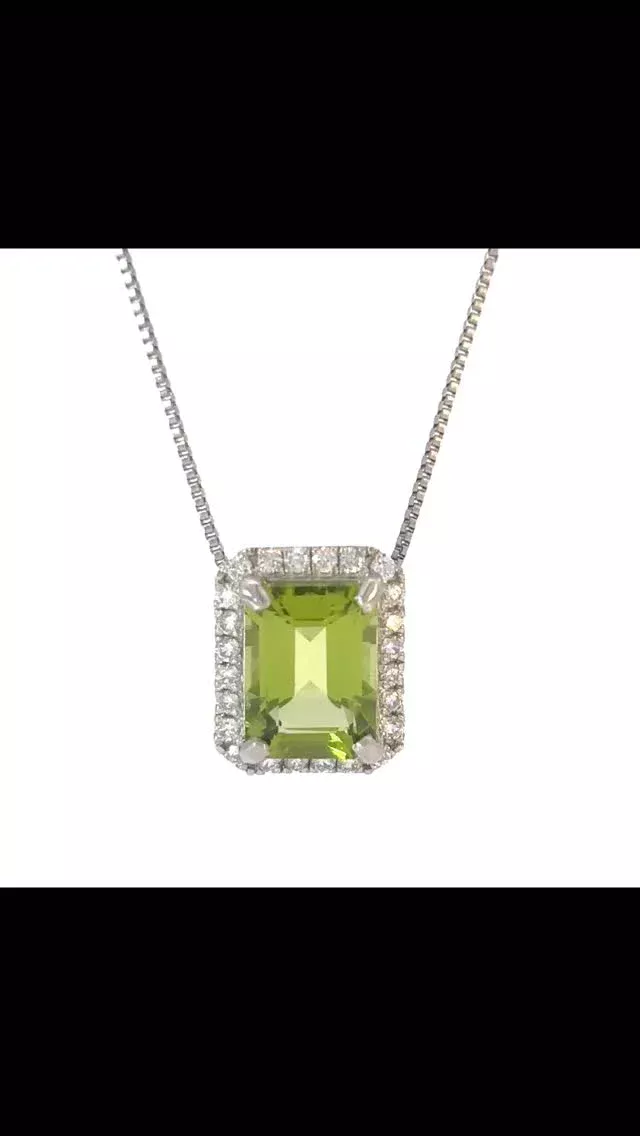 PT ペリドット ペンダント
1.77ct D0.13ct

淡いグリーンが陽の光と共に優しくきらめきます✨まだまだ三寒四温ではありますが、春の訪れを感じる今日この頃、優しくカラフルな色に目が行きます♪ジュエリーでちょっとずつ春のコーディネイト、しませんか？😊

《金・プラチナ製品買取》
使わなくなったネックレス、壊れたリングなど地金製品を高額査定で買い取り致します。 宝石の買取もご相談下さい。

《毛皮・宝石下取り》
使わなくなった毛皮製品、宝石をお支払いの一部にご利用いただけます。

#ダイヤモンド 
#ジュエリー 
#ラグジュアリー 
#交詢ビル 
#ジュエリー好きさんと繋がりたい