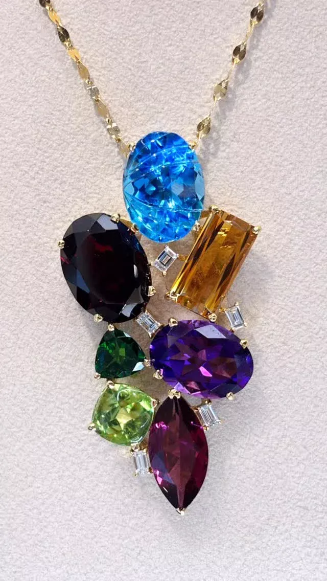 K18 アミュレット ペンダント
34.80ct D0.33ct

七色のものは魔除けや幸運をもたらすシンボルの意味があります。
古来はお守り（アミュレット）として身に付ける風習があったそうです😊

《金・プラチナ製品買取》
使わなくなったネックレス、壊れたリングなど地金製品を高額査定で買い取り致します。 宝石の買取もご相談下さい。

《毛皮・宝石下取り》
使わなくなった毛皮製品、宝石をお支払いの一部にご利用いただけます。

#ダイヤモンド 
#ジュエリー 
#ラグジュアリー 
#交詢ビル 
#ジュエリー好きさんと繋がりたい