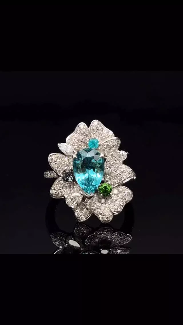 PT パライバトルマリン リング
2.059ct
D 1.04ct マルチ0.34ct

2ctupの大粒パライバトルマリンに、小粒ながらピリッとアクセントになっているアレキサンドライトやグリーンガーネット。周りを取り囲むダイヤモンドは、その美しさをより一層豪華で優雅なものにしています😊

#ダイヤモンド 
#パライバトルマリン
#ジュエリー 
#ラグジュアリー 
#ジュエリー好きさんと繋がりたい