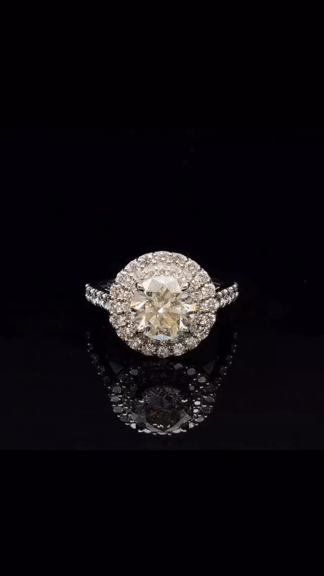 PT ダイヤモンド リング
2.201ct  L SI2 VG 
1.110ct

2ctupの大粒ダイヤモンドに、取り巻きのメレダイヤモンドが華やかです。スッキリとしたデザインでモダンでありながら正統派な雰囲気も感じる一点です😊

#ダイヤモンド 
#ジュエリー 
#ラグジュアリー 
#交詢ビル 
#ジュエリー好きさんと繋がりたい