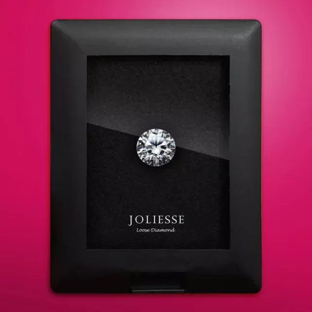 最高に美しい資産商品
それがダイヤモンドです💎

様々なシェイプ(形状)のカッティングがあり
美しさや輝き方もそれぞれに特徴があるので
色々なシェイプをコレクションしてみるのも
ひとつの楽しみです。

写真はラウンドカット（Round）のダイヤモンドです。

ジョリエスでは、
高品質なダイヤモンドを、
国際相場を基準にした価値ある卸値価格*で
皆さまにお届けしています。

購入のご検討は
店舗もしくはWebサイトから。

【店舗のご案内】
ジョリエスの店舗は銀座にございます。

場所は銀座6丁目の交詢ビル3Fです。
(1,2Fがバーニーズ・ニューヨークのビルです)

ハイジュエリー販売を始め
資産価値の高いダイヤモンドの💎✨
価格相場の最新情報や
稀少な商品をご提供いたします。

銀座にお越しの際は
ぜひ一度お立ち寄りください♪

*卸値価格とは業者間取引と同様の、仕入れた価格に手数料と最低限の利益を含めた価格で、高級ブランドのような付加価値料金を載せていない価格です。

*ルースダイヤモンドの在庫状況はたえず変化しておりますので最新の情報は店舗までお問い合わせください。

#diamond #ダイヤモンド #宝石 #資産 #美しい