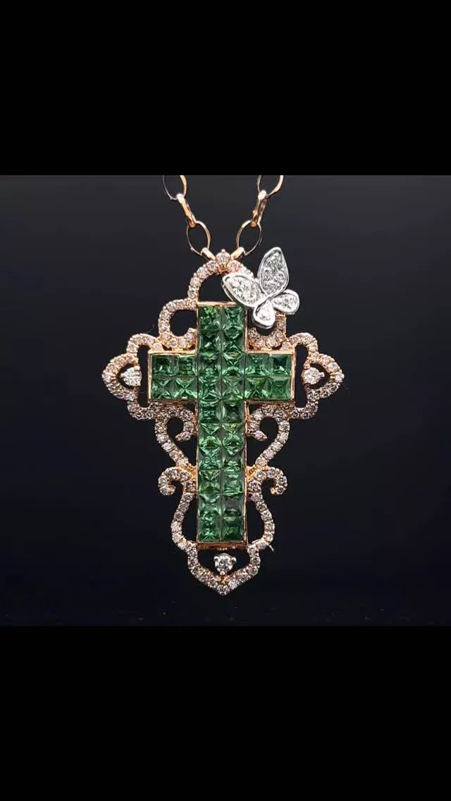 K18 グリーンガーネット ペンダント
2.170ct
D 0.60ct

存在感のある鮮やかなグリーンガーネットのクロスに、対照的に繊細なデザインが施されたペンダント。そこにちょこんと止まっている蝶々🦋がなんともキュート🩷なかなかに珍しいデザインのペンダントです😊

#ダイヤモンド 
#ジュエリー 
#ラグジュアリー 
#ガーネット 
#ジュエリー好きさんと繋がりたい