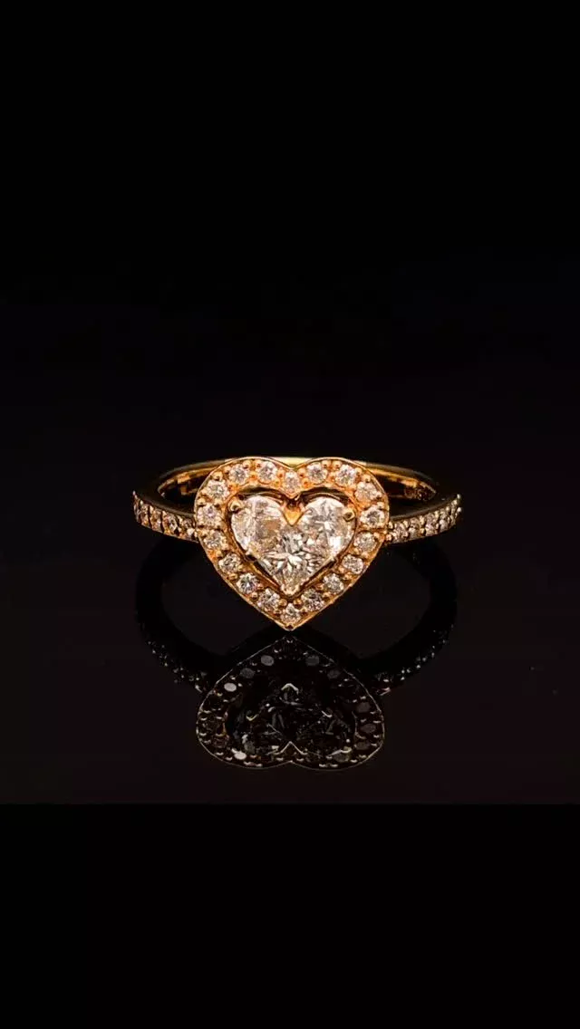 K18 ダイヤモンド リング
0.45ct 0.30ct

定番かつ不動の人気のハートモチーフ🩷
取り巻き、サイドにもあしらわれたメレダイヤモンドが華やかで大人の女性にもピッタリの一点です😊

《金・プラチナ製品買取》
使わなくなったネックレス、壊れたリングなど地金製品を高額査定で買い取り致します。 宝石の買取もご相談下さい。

《毛皮・宝石下取り》
使わなくなった毛皮製品、宝石をお支払いの一部にご利用いただけます。

#ダイヤモンド 
#ジュエリー 
#ラグジュアリー 
#交詢ビル 
#ジュエリー好きさんと繋がりたい
