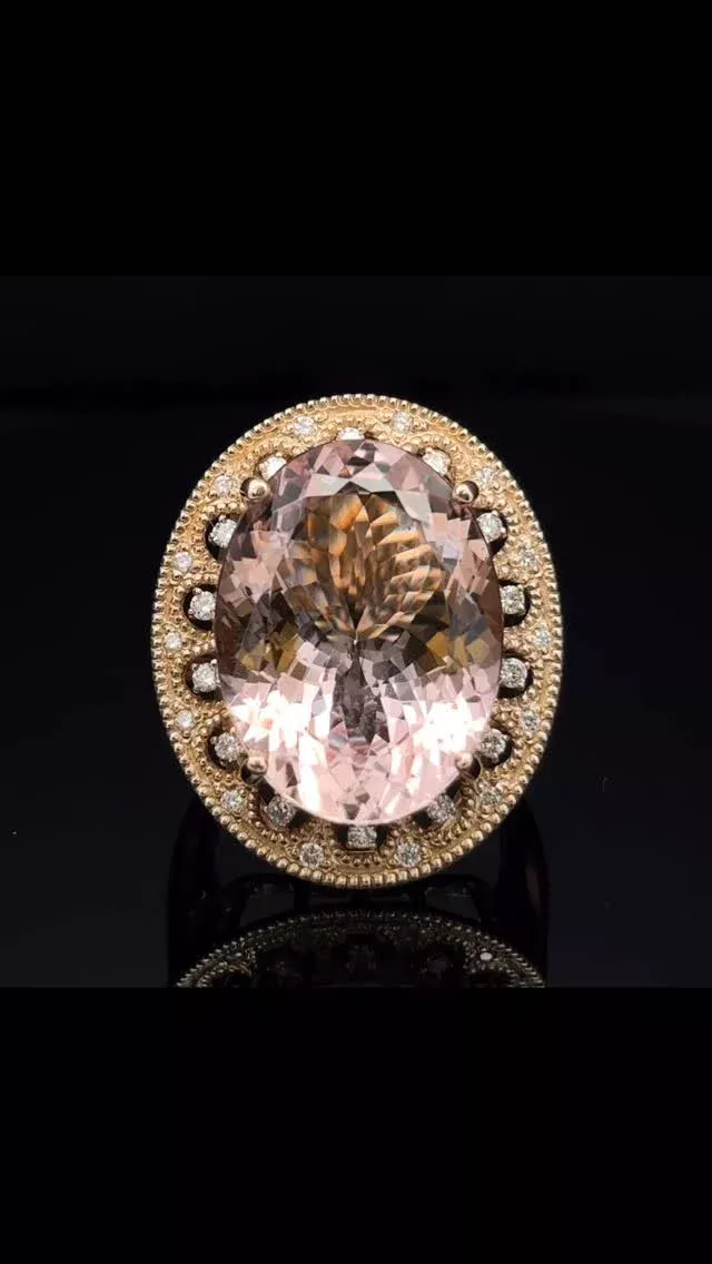 K18 モルガナイト リング
13.97ct
D 0.30ct

14ct近い大きさがあるモルガナイト。どこか優雅な貫禄を感じるのは、存在感と迫力のある大きさでありながらその柔らかい色合いと、周りのダイヤモンドの繊細な細工の絶妙なバランスがあるからでしょうか😊

《金・プラチナ製品買取》
使わなくなったネックレス、壊れたリングなど地金製品を高額査定で買い取り致します。 宝石の買取もご相談下さい。

《毛皮・宝石下取り》
使わなくなった毛皮製品、宝石をお支払いの一部にご利用いただけます。

#ダイヤモンド 
#ジュエリー 
#ラグジュアリー 
#交詢ビル 
#ジュエリー好きさんと繋がりたい