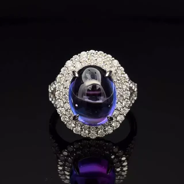 PT タンザナイト リング
7.80ct D1.22ct

その神秘的な紫色が魅力のタンザナイト✨
大粒のものは割とありますが、7ctupでカボションカットは珍しいです🧐触ったら弾けそうな瑞々しさと、カットされた石には出せない落ち着いた紫色を取り巻きのダイヤモンドがより引き立てています😊

《金・プラチナ製品買取》
使わなくなったネックレス、壊れたリングなど地金製品を高額査定で買い取り致します。 宝石の買取もご相談下さい。

《毛皮・宝石下取り》
使わなくなった毛皮製品、宝石をお支払いの一部にご利用いただけます。

#ダイヤモンド 
#タンザナイト 
#ジュエリー 
#ラグジュアリー 
#交詢ビル