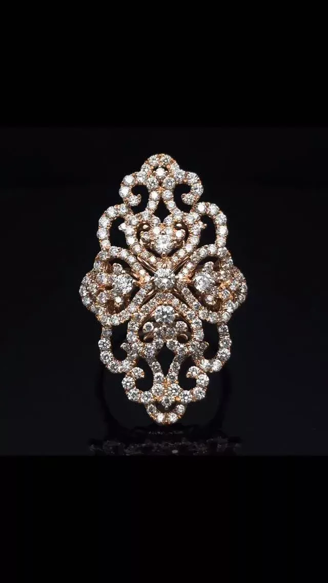 K18PG ダイヤモンド リング
2.410ct

2ctupのメレダイヤモンドを使用し、繊細で気品のある華やかさは、指先だけでなくあなた自身をも輝かすシャンデリア✨のようです😊

《金・プラチナ製品買取》
使わなくなったネックレス、壊れたリングなど地金製品を高額査定で買い取り致します。 宝石の買取もご相談下さい。

《毛皮・宝石下取り》
使わなくなった毛皮製品、宝石をお支払いの一部にご利用いただけます。

#ダイヤモンド 
#ジュエリー 
#ラグジュアリー 
#交詢ビル 
#ジュエリー好きさんと繋がりたい