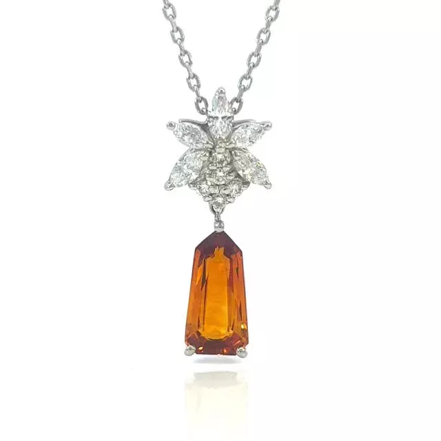 PT サファイア/ダイヤモンド ペンダント
3.78ct D0.72ct

落ち着いたオレンジカラーのサファイアと、スターにもフラワーにも見えるダイヤモンドとの組み合わせは、大人の遊び心が感じられる一点です😊

《金・プラチナ製品買取》
使わなくなったネックレス、壊れたリングなど地金製品を高額査定で買い取り致します。 宝石の買取もご相談下さい。

《毛皮・宝石下取り》
使わなくなった毛皮製品、宝石をお支払いの一部にご利用いただけます。

#オレンジサファイア 
#ジュエリー 
#ラグジュアリー 
#交詢ビル 
#ジュエリー好きさんと繋がりたい