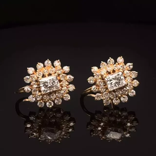 K18ダイヤモンド イヤリング
0.842ct 0.910ct

繊細で何処かクラシカルな雰囲気のあるイヤリング✨キラキラとしたダイヤモンドの輝きが素敵な横顔を演出してくれそうです😊

《金・プラチナ製品買取》
使わなくなったネックレス、壊れたリングなど地金製品を高額査定で買い取り致します。 宝石の買取もご相談下さい。

《毛皮・宝石下取り》
使わなくなった毛皮製品、宝石をお支払いの一部にご利用いただけます。

#ダイヤモンド 
#ジュエリー 
#ラグジュアリー 
#交詢ビル 
#ジュエリー好きさんと繋がりたい