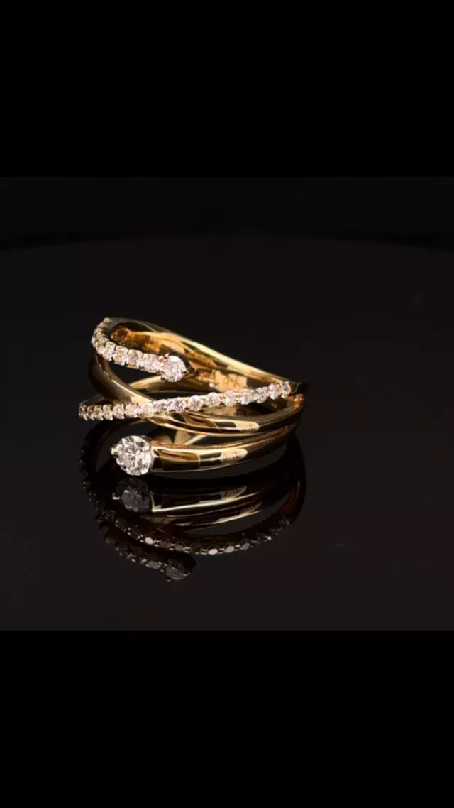 K18 ダイヤモンド リング
0.196ct 0.43ct

螺旋が交差するようなデザインは、ボリュームがありながらもスッキリとしたデザインで遊び心があります😊

《金・プラチナ製品買取》
使わなくなったネックレス、壊れたリングなど地金製品を高額査定で買い取り致します。 宝石の買取もご相談下さい。

《毛皮・宝石下取り》
使わなくなった毛皮製品、宝石をお支払いの一部にご利用いただけます。

#ダイヤモンド 
#ジュエリー 
#ラグジュアリー 
#交詢ビル 
#ジュエリー好きと繋がりたい