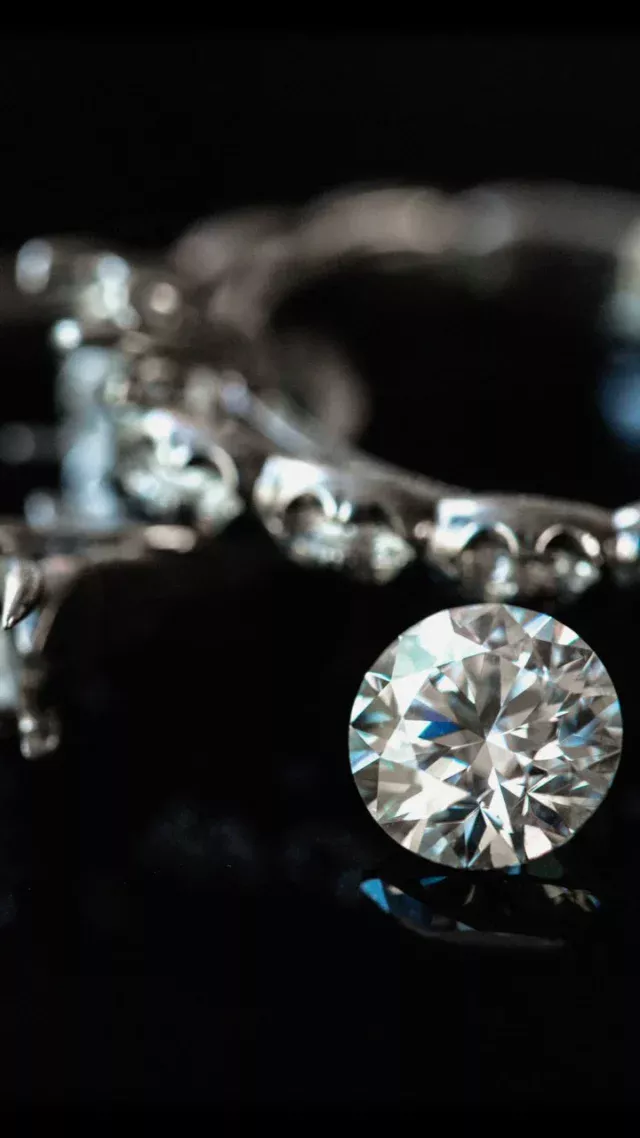 💍ダイヤモンドジュエリーは
リングやネックレスに加工されていても、
ダイヤモンド自体がとても硬質で
品質がほとんど変化しないため、
再びルース(裸石)に戻すことも容易です。

ダイヤモンドは小さく軽いのに高価値であり、
資産商品として所有する上で、
大きな場所も取らず保管性にたいへん優れており、世界の富裕層も多く保有しています。

ジョリエスでは、資産商品としての
高品質なダイヤモンドを、
国際相場を基準に価値ある価格で
皆さまにお届けしています。

購入のご検討は
店頭もしくはWebサイトから。

【店舗のご案内】
ジョリエスの店舗は銀座にございます。

場所は銀座6丁目の交詢ビル3Fです。
(1,2Fがバーニーズ・ニューヨークのビルです)

《宝石下取りで商品購入も》
店舗では、資産ダイヤモンドだけでなく
希少な宝石を使用したハイジュエリーも販売しております。
また、お手持ちの古くなったジュエリーを下取り、 
資産ダイヤモンドやジュエリー商品の
購入代金の一部にあてることができます。 
(下取りの査定についてはお問い合わせください) 

銀座にお越しの際は
ぜひ一度お立ち寄りください♪

#diamond #宝石 #ダイヤモンド #jewelry #ジュエリー
