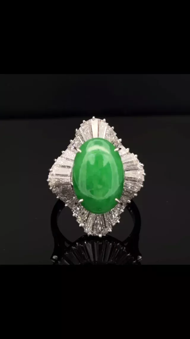 PT ヒスイ/ダイヤモンド リング
6.550ct D3.680ct 

目を惹きつける深みのある鮮やかなグリーンが美しい大粒の翡翠✨その翡翠を取り巻くのは贅沢に配されたテーパーダイヤモンド✨クラシカルな気品と現代的な存在感はまさに主役級ジュエリーです😊

《金・プラチナ製品買取》
使わなくなったネックレス、壊れたリングなど地金製品を高額査定で買い取り致します。 宝石の買取もご相談下さい。

《毛皮・宝石下取り》
使わなくなった毛皮製品、宝石をお支払いの一部にご利用いただけます。

#ダイヤモンド 
#ジュエリー 
#ラグジュアリー 
#交詢ビル 
#ジュエリー好きさんと繋がりたい