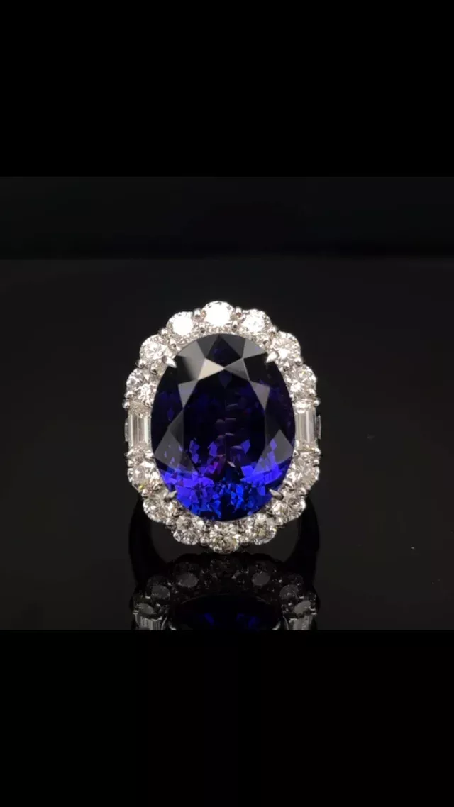 PTタンザナイト リング
17.771ct D 3.16ct

17ctupのタンザナイト✨ここまで大粒のものはなかなか店頭で見掛けることはありません。
その大きさと吸い込まれそうになるような深く澄んだ青紫の色はなんとも神秘的です😊

#ダイヤモンド 
#ジュエリー 
#ラグジュアリー 
#タンザナイト 
#ジュエリー好きさんと繋がりたい