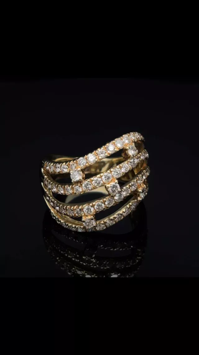 K18ダイヤモンド リング
1.510ct

流れるようなラインにダイヤモンドが贅沢にあしらわれた、華やかで存在感のあるリングです。まるで光のラインが優雅に重なり合ったよう😊
動くたびにダイヤモンドが煌めき、指元を華やかに彩ります。
一つで圧倒的な存在感を放ちながら、上品さも兼ね備えた大人のための逸品です😊

《金・プラチナ製品買取》
使わなくなったネックレス、壊れたリングなど地金製品を高額査定で買い取り致します。 宝石の買取もご相談下さい。

《毛皮・宝石下取り》
使わなくなった毛皮製品、宝石をお支払いの一部にご利用いただけます。

#ダイヤモンド 
#ジュエリー 
#ラグジュアリー 
#交詢ビル 
#ジュエリー好きさんと繋がりたい