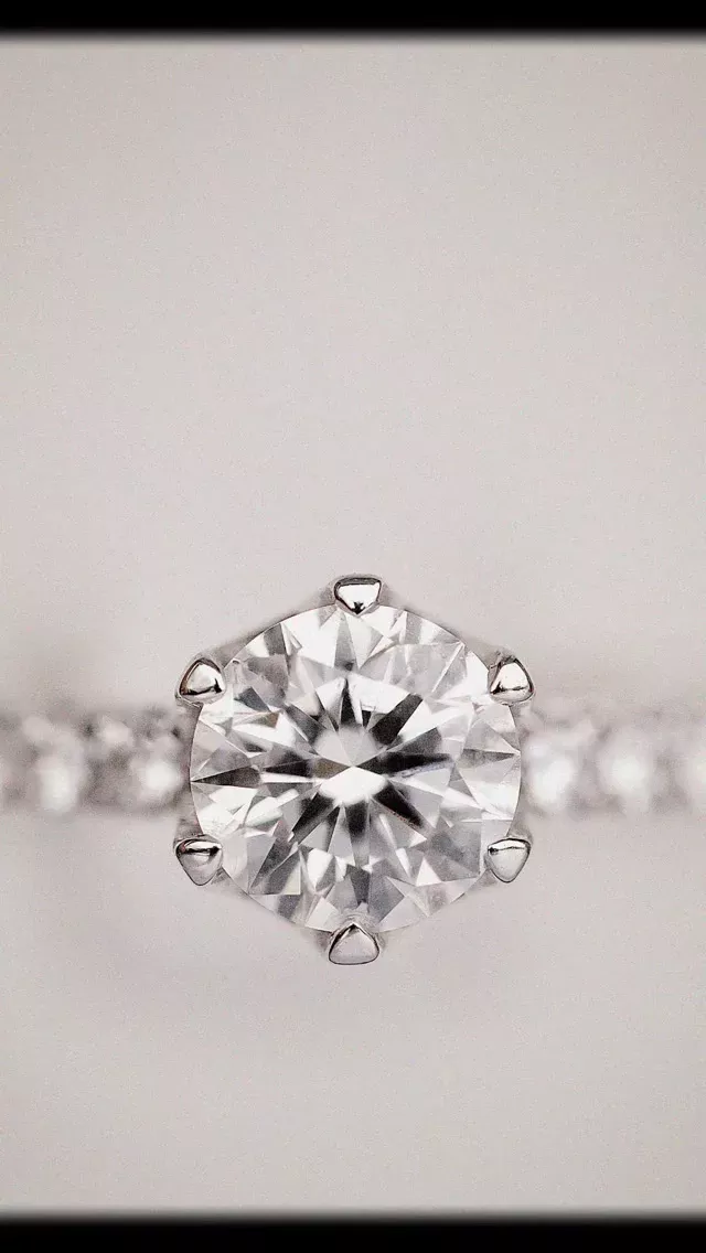 💍ダイヤモンドジュエリーは
リングやネックレスに加工されていても、
ダイヤモンド自体がとても硬質で
品質がほとんど変化しないため、
再びルース(裸石)に戻すことも容易です。

ダイヤモンドは小さく軽いのに高価値であり、
資産商品として所有する上で、
大きな場所も取らず保管性にたいへん優れており、世界の富裕層も多く保有しています。

ジョリエスでは、資産商品としての
高品質なダイヤモンドを、
国際相場を基準に価値ある価格で
皆さまにお届けしています。

購入のご検討は
店頭もしくはWebサイトから。

【店舗のご案内】
ジョリエスの店舗は銀座にございます。

場所は銀座6丁目の交詢ビル3Fです。
(1,2Fがバーニーズ・ニューヨークのビルです)

《宝石下取りで商品購入も》
店舗では、資産ダイヤモンドだけでなく
希少な宝石を使用したハイジュエリーも販売しております。
また、お手持ちの古くなったジュエリーを下取り、 
資産ダイヤモンドやジュエリー商品の
購入代金の一部にあてることができます。 
(下取りの査定についてはお問い合わせください) 

銀座にお越しの際は
ぜひ一度お立ち寄りください♪

#diamond #ダイヤモンド #宝石 #ジュエリー #jewelry