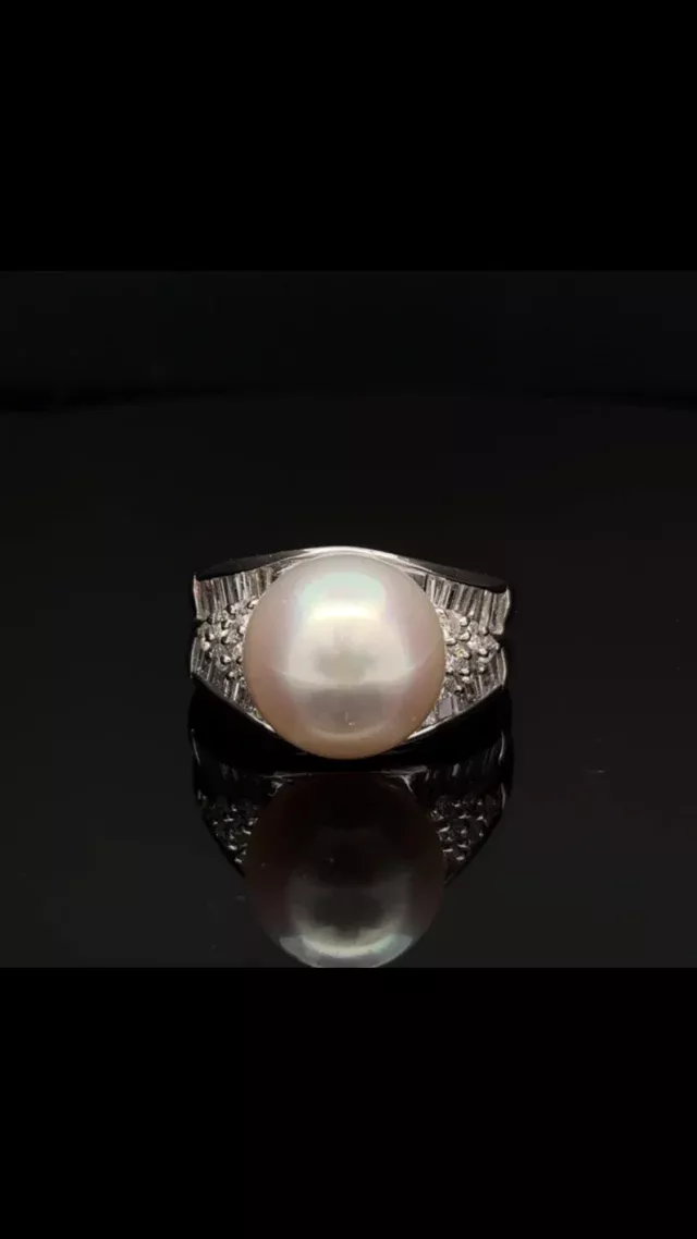 PT 南洋パール 12.20mm
D 1.07ct

大粒の南洋パールの上品な輝きをさらに引き立てるよう贅沢に施されたダイヤモンド✨
大人の品格、優雅、余裕そんな言葉が似合う一点です😊

《金・プラチナ製品買取》
使わなくなったネックレス、壊れたリングなど地金製品を高額査定で買い取り致します。 宝石の買取もご相談下さい。

《毛皮・宝石下取り》
使わなくなった毛皮製品、宝石をお支払いの一部にご利用いただけます。

#ダイヤモンド 
#ジュエリー 
#ラグジュアリー 
#交詢ビル 
#ジュエリー好きさんと繋がりたい