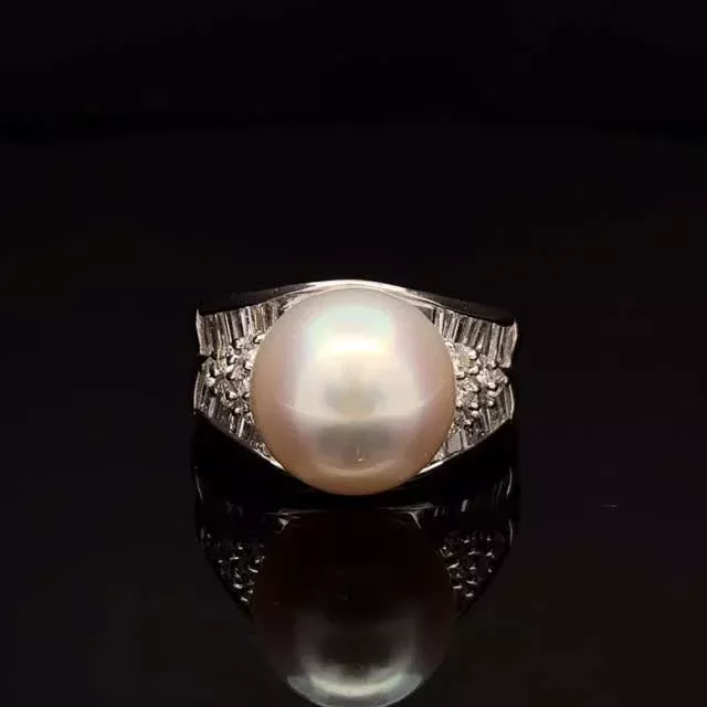 PT 白蝶パール リング
12.20mm D 1.070ct

粒が大きく深みのある上品な輝きが魅力の白蝶パール✨サイドにあしらわれたカットの異なるダイヤモンドは上品な輝きを与えつつも華美になりすぎず、それでいて確かな存在感を放つ、洗練された大人のためのリングです😊

《金・プラチナ製品買取》
使わなくなったネックレス、壊れたリングなど地金製品を高額査定で買い取り致します。 宝石の買取もご相談下さい。

《毛皮・宝石下取り》
使わなくなった毛皮製品、宝石をお支払いの一部にご利用いただけます。

#ダイヤモンド 
#ジュエリー 
#ラグジュアリー 
#交詢ビル 
#ジュエリー好きさんと繋がりたい
